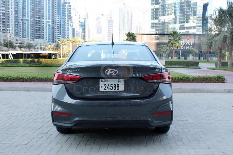 Donkergrijs Hyundai Accent 2020 for rent in Dubai 7
